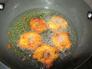 Frying batuk roti