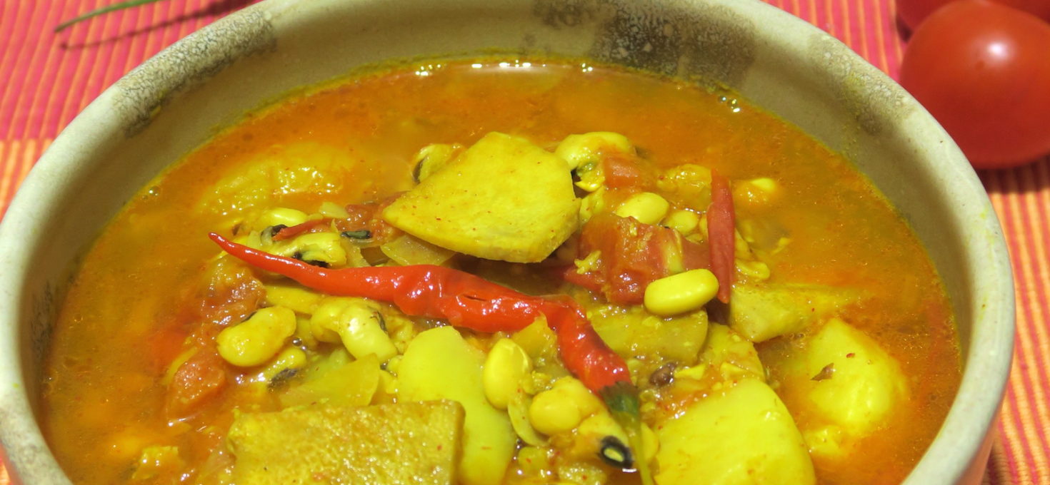Aalu Tama (Potato Black-eyed beans Bamboo shoot Soup)