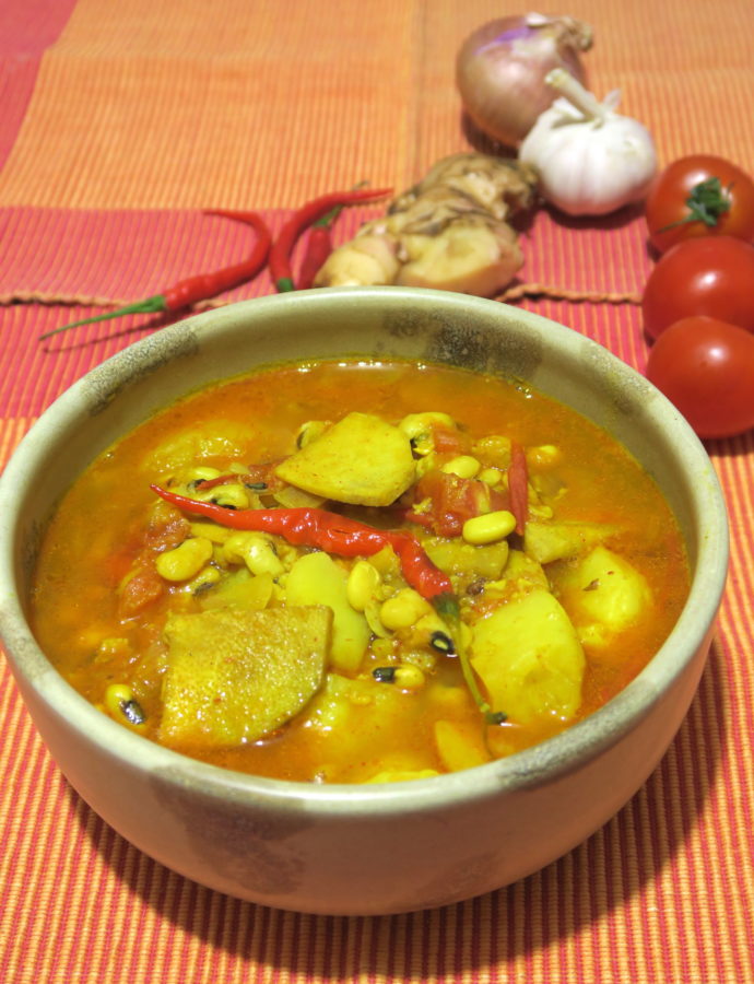 Aalu Tama (Potato Black-eyed beans Bamboo shoot Soup)