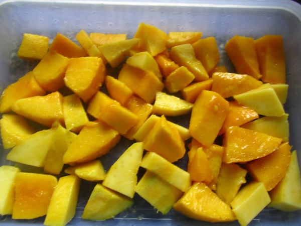 Peeled and chopped mangoes