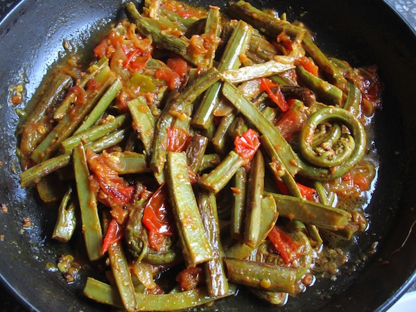 Niuro ko tarkari (Sauted fiddlehead fern)