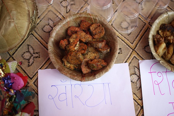 Patushni/Aairkanchan/Khariya: The dish is prepared by wrapping rice or legumes paste and spices in taro leaves, boiled, sliced and then deep fried. Legumes used generally are kaalo mass (black lentils) or masyang/syaltung (ricebeans).