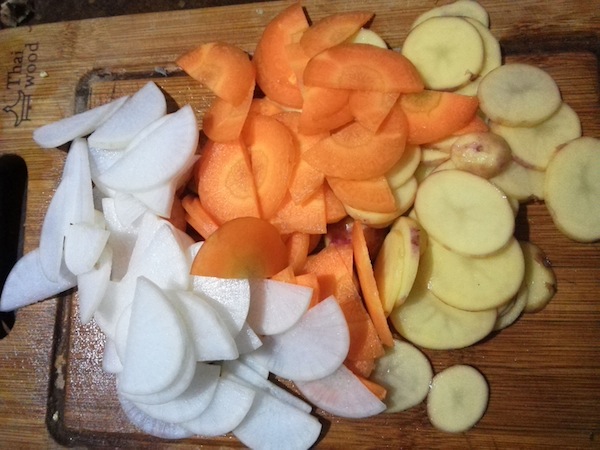 Finely sliced vegetables (Radish is the most for Thenthuk)